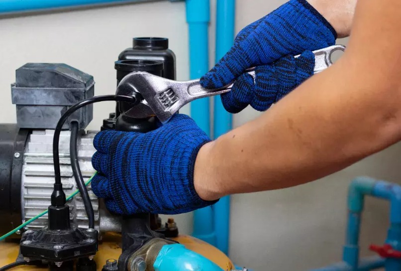 Equipe da PiscinaTec RJ em manutenção de bomba