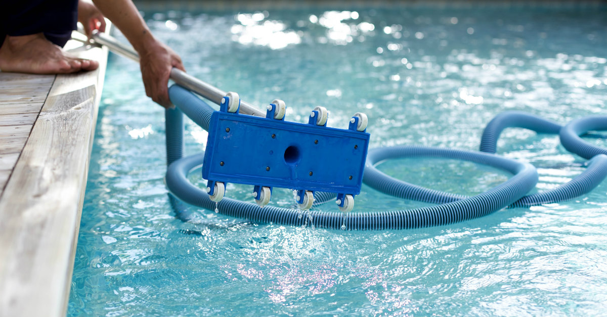 Limpeza de piscina e tratamento químico